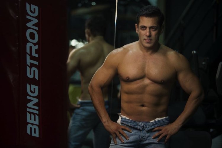 Akshay Kumar Give Fitness Goals With Shirtless Photos