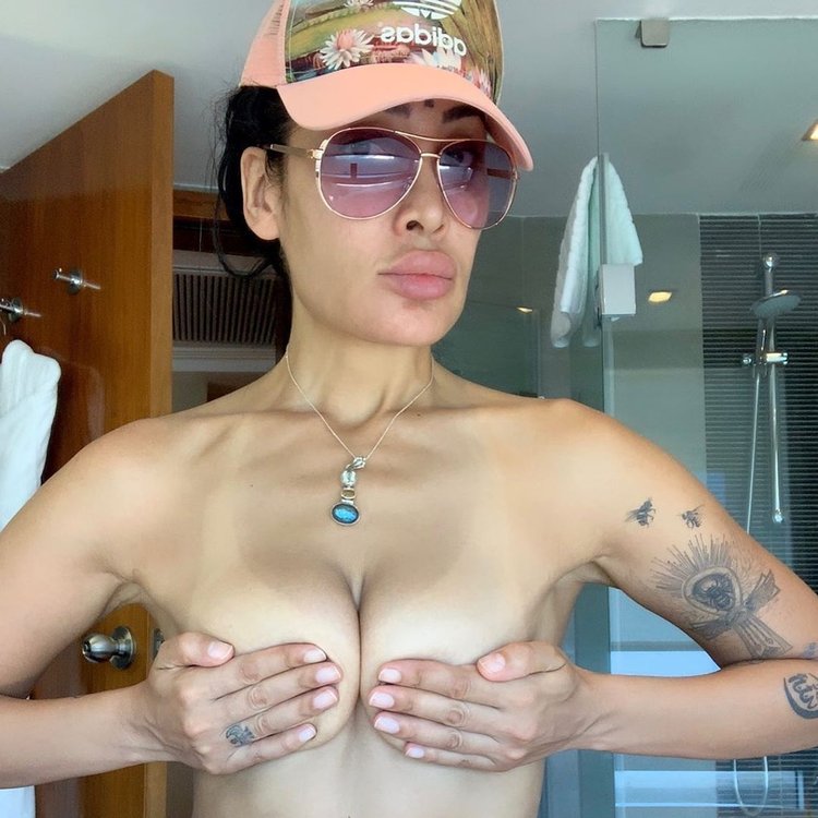 Super Sexy Sofia Hayat Shares Her Hot Bikini Pictures On Instagram.