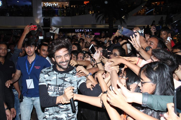 Bollywood Celebs Who Visited Theatres 2