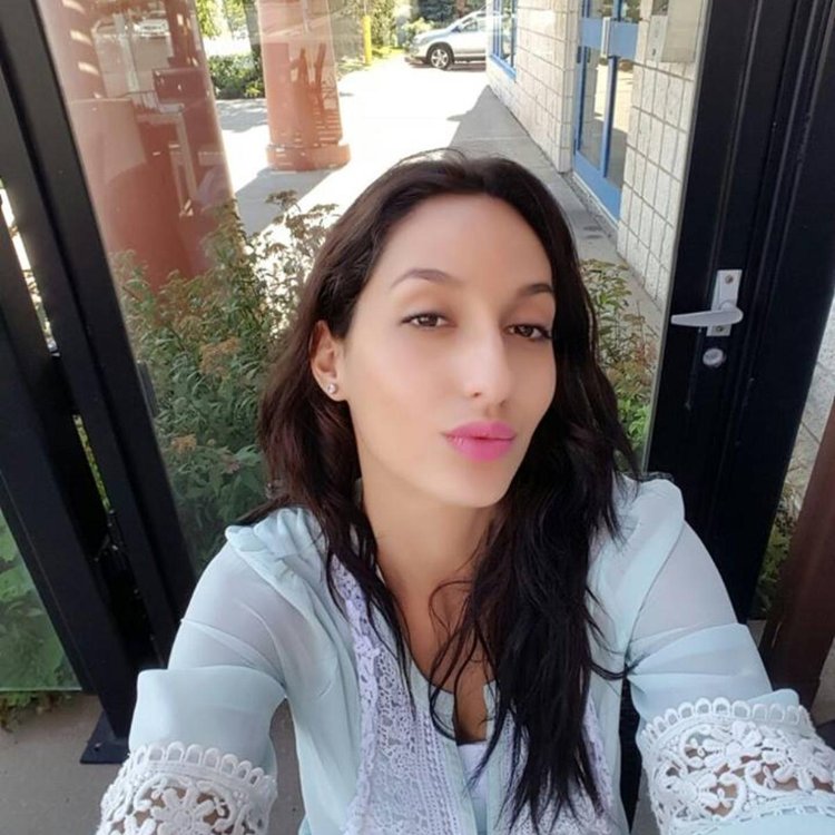 How To Slay The Selfie Game? The Pretty Nora Fatehi Will Show You How