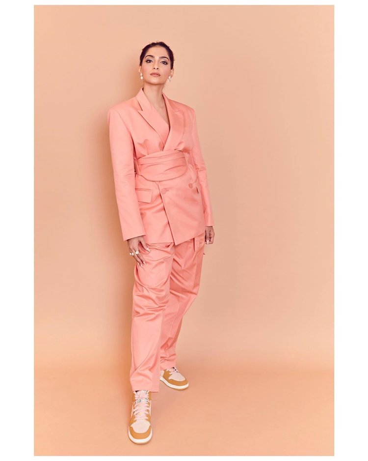 Sonam Kapoor Is The Epitome Of Style And Beauty7 9