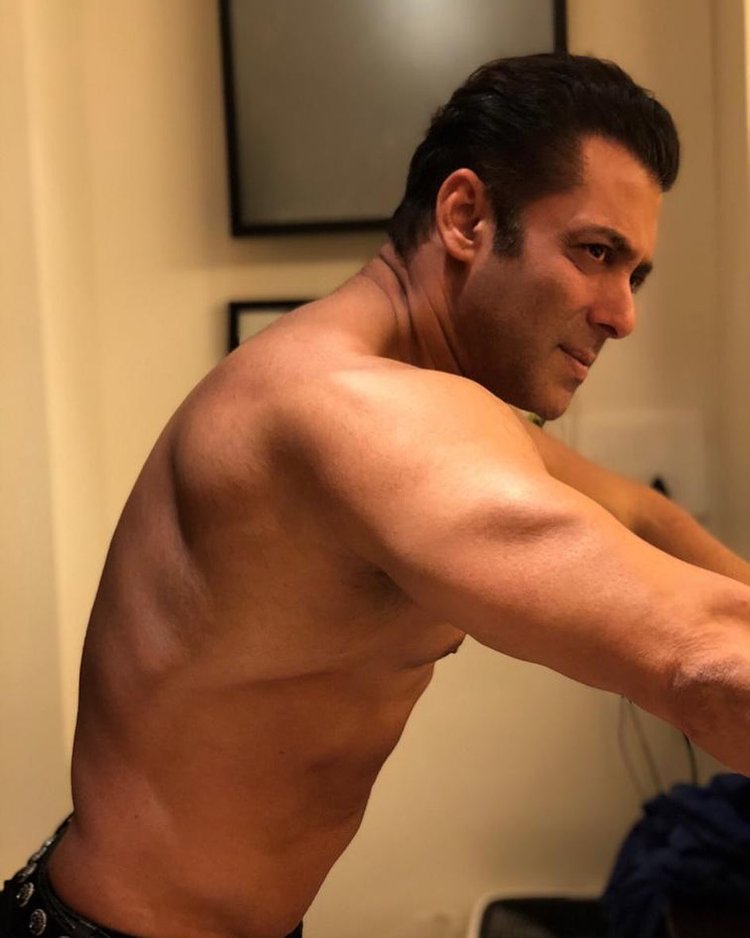Akshay Kumar Give Fitness Goals With Shirtless Pho