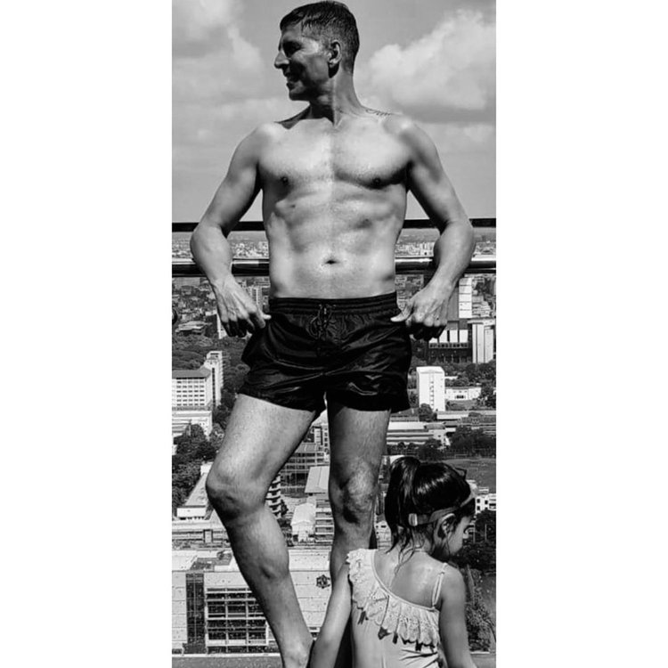 Akshay Kumar Give Fitness Goals With Shirtless Pho