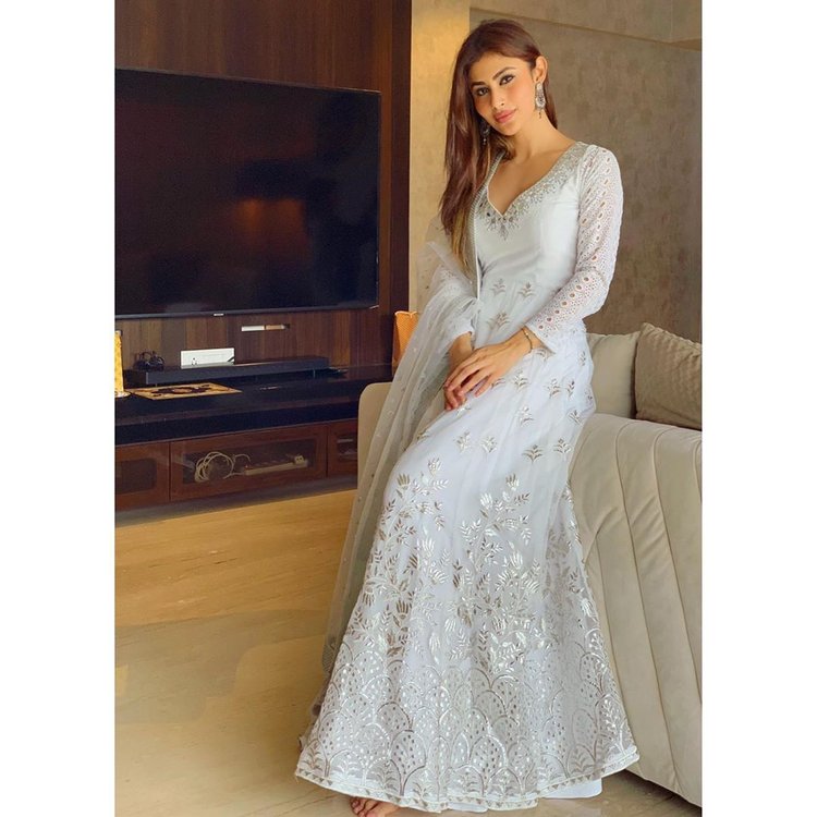 Mouni Roy ups fashion game with her latest Instagram pictures - StarBiz.com