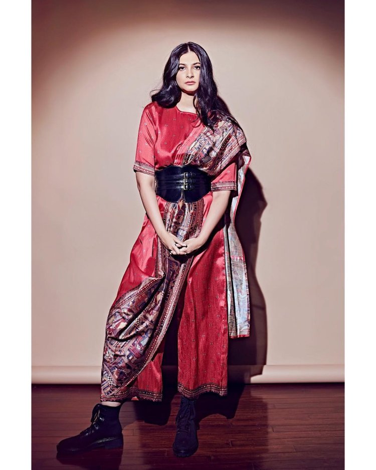 Deepika Padukone Sonam Kapoor Take Saree Game To T