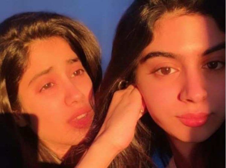 Janhvi Kapoor Shows You How To Click A Flawless Se