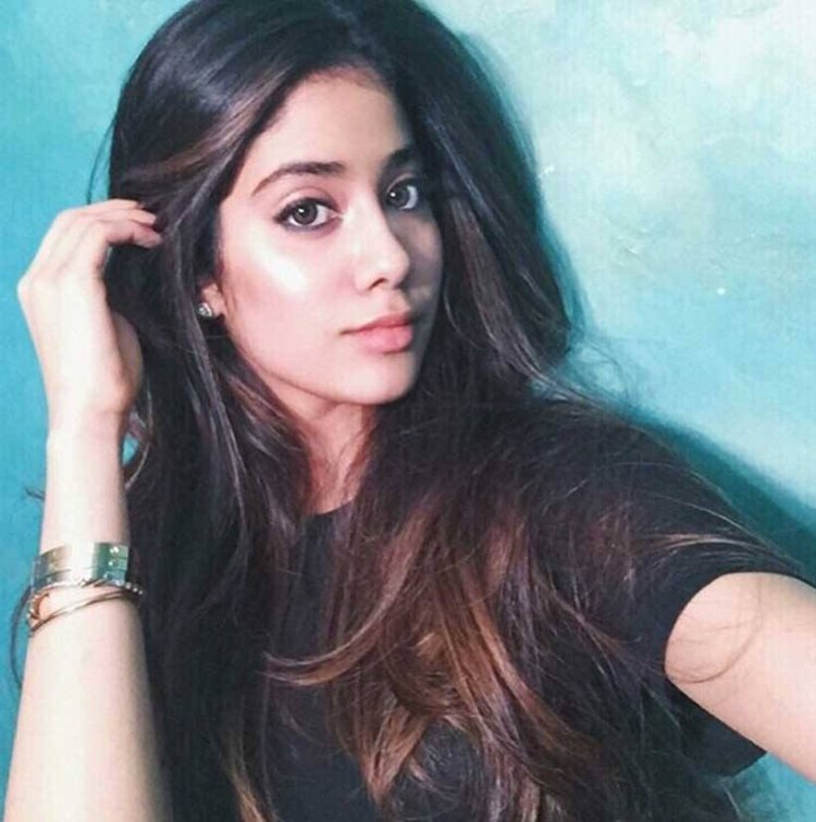 Janhvi Kapoor Shows You How To Click A Flawless Se