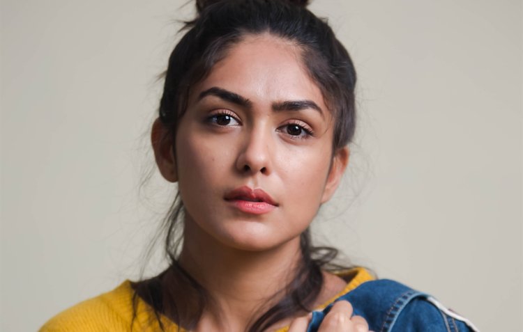 Mrunal Thakur 1100x