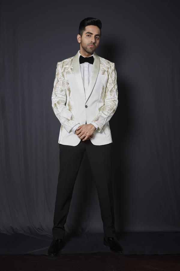 Effortless Ways To Nail Classy Suits Like Bollywoo