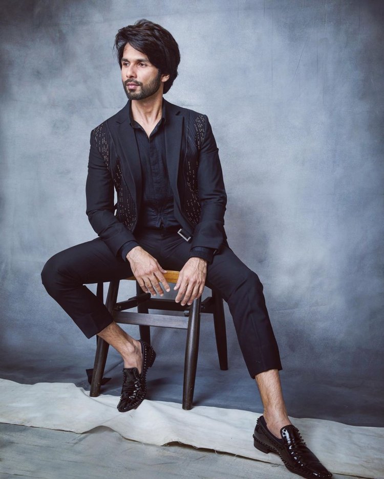 Effortless Ways To Nail Classy Suits Like Bollywoo