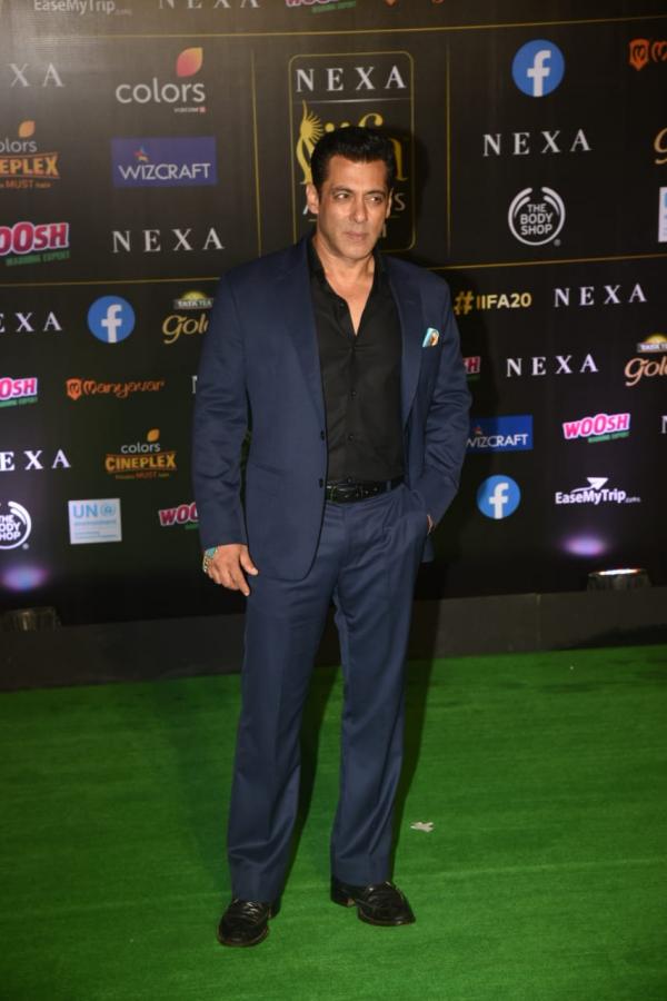 Effortless Ways To Nail Classy Suits Like Bollywoo