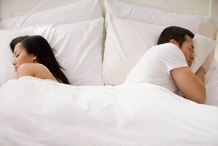 54ebc09310cc7 07 Couple Sleeping Large Bed Xl Bca0