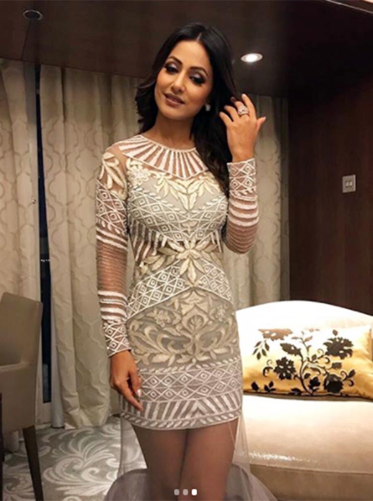 6hina Khan Looks Beautiful In This Candid Pic