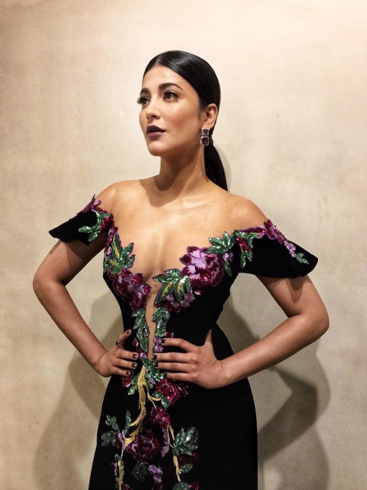 Shruti Haasan Hot Photos 02