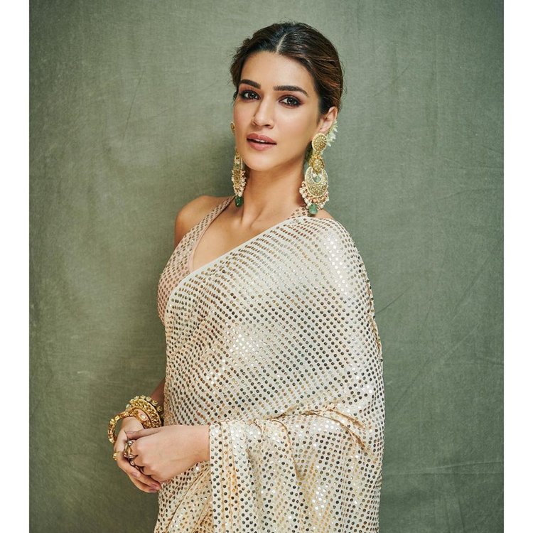 Kanika Kapoor looks ravishing in a Manish Malhotra sequin saree