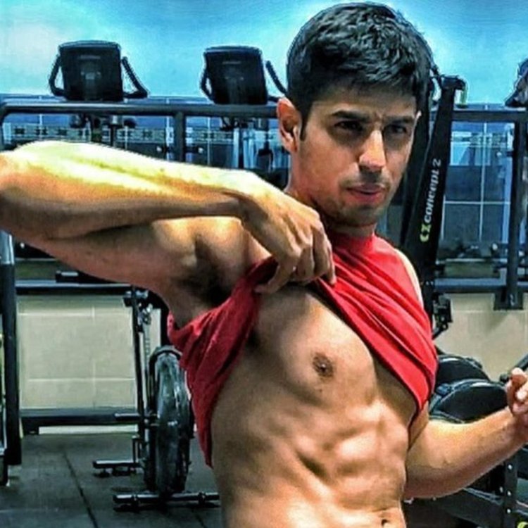  Sidharth Malhotra Shirtless