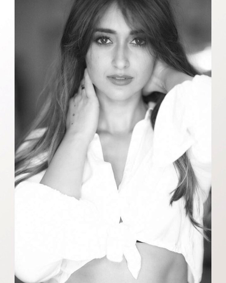 Ileana Dcruz Leaves Us Mesmerized With Her Stunnin