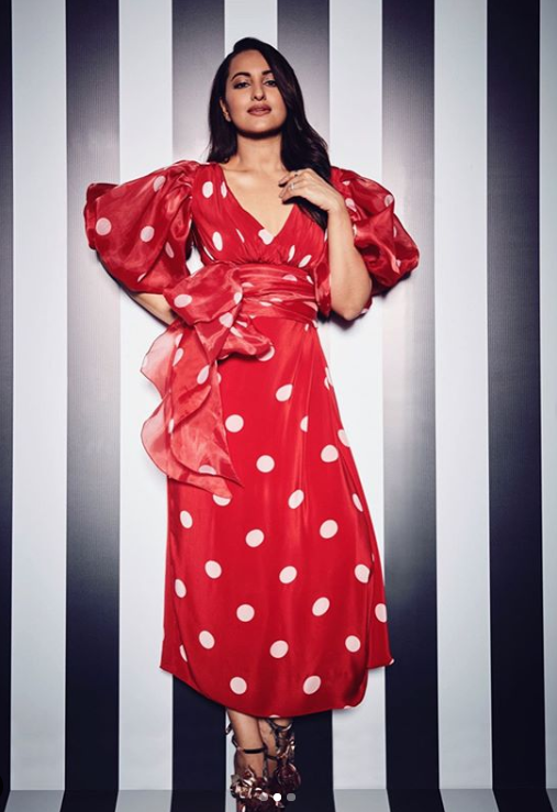 Celebs Give Lessons On Nail Polka Dot Outfits