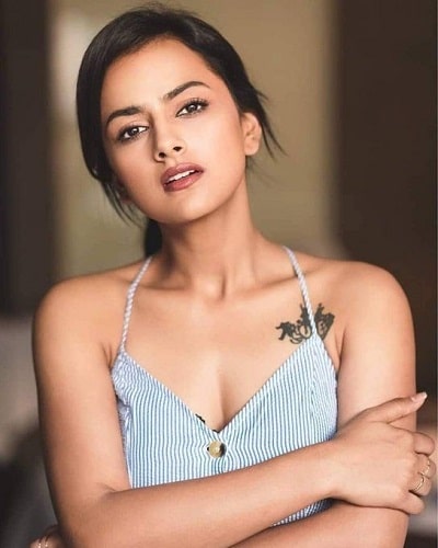 Shraddha Srinath Tamil Actress Husband Kiss Photos