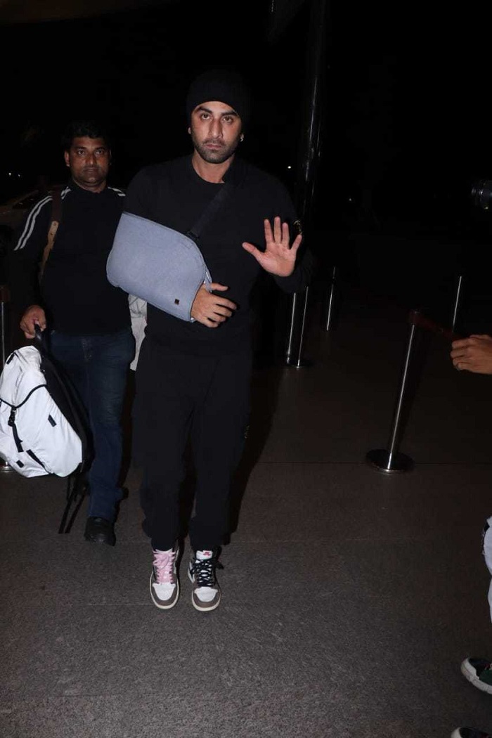 Ranbir Kapoor was seen with his injured arm