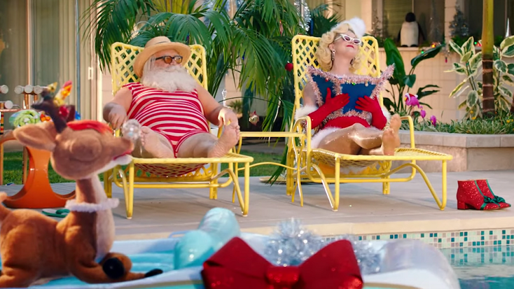 Katy Perry, Santa Claus, and his reindeer enjoy a sunny holiday season