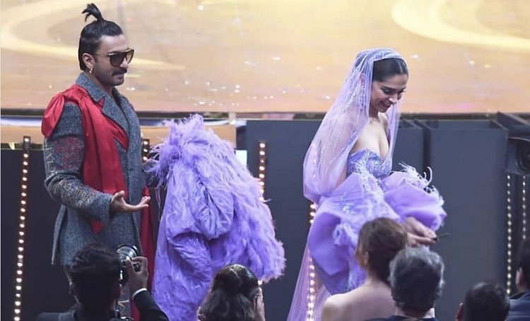 The couple kissed on stage at the Filmfare Awards