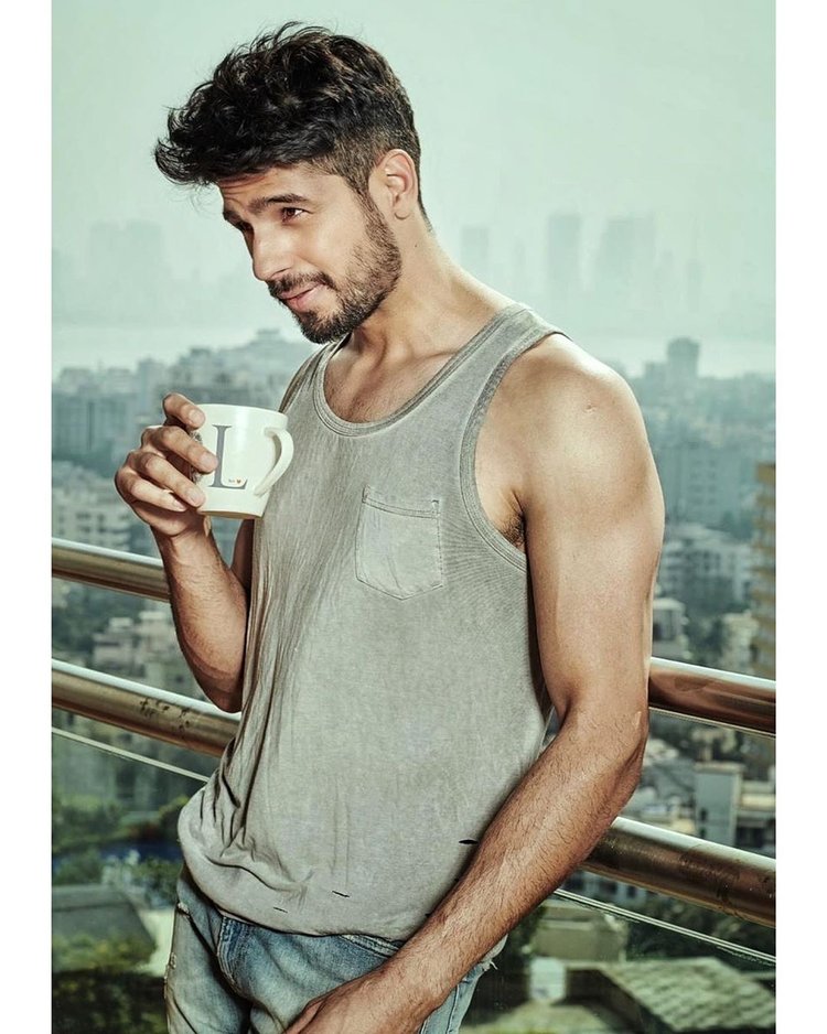 Happy Birthday Sidharth Malhotra: Top 10 Sultry Hot Pics Of Birthday