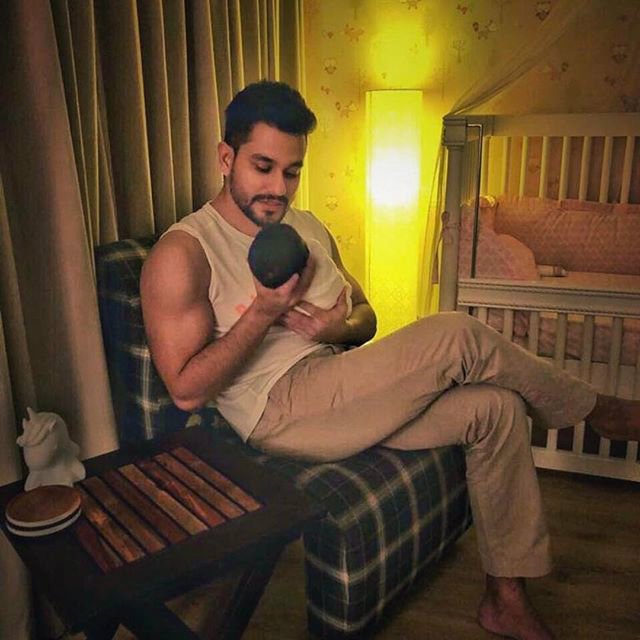 Kunal-And-His-Newborn-Daughter