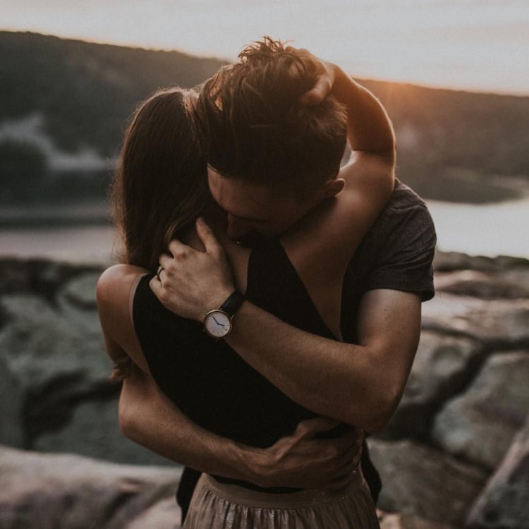February-Special-Days-For-Lovers-hug-day