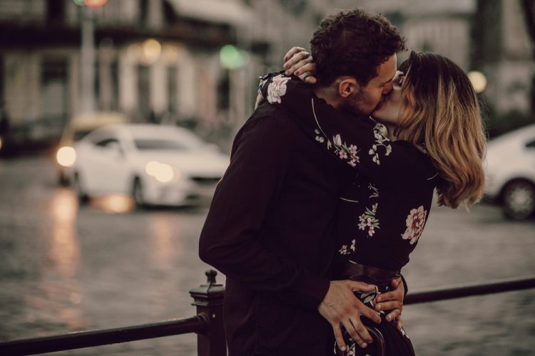 February-Special-Days-For-Lovers-kiss-day