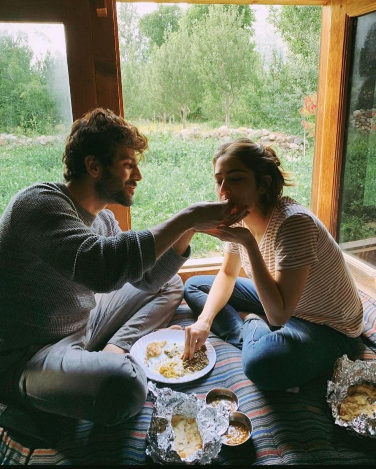 Kartik-Feeds-Sara