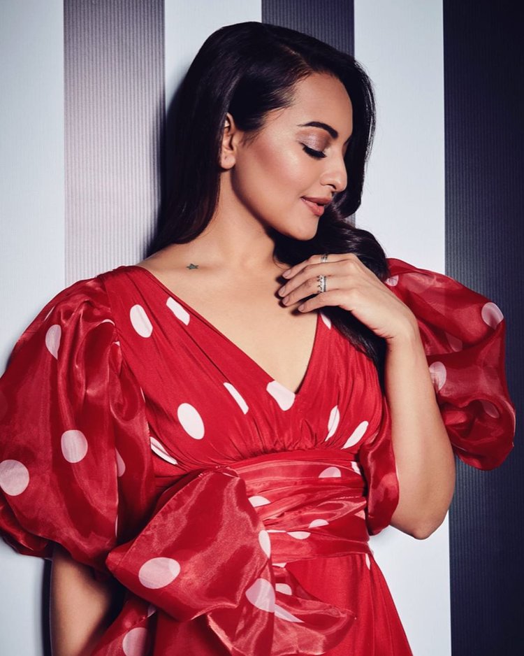 Sonakshi-Red-On-Valentine’s-Day3