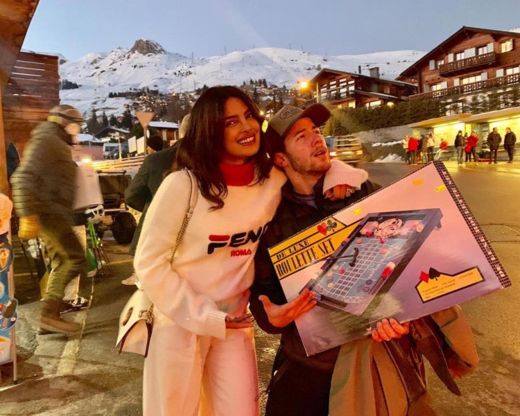 Priyanka-Chopra-holiday-fashion4