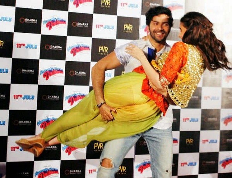 Varun-Dhawan-And-Alia-Bhatt-Oops-Moment