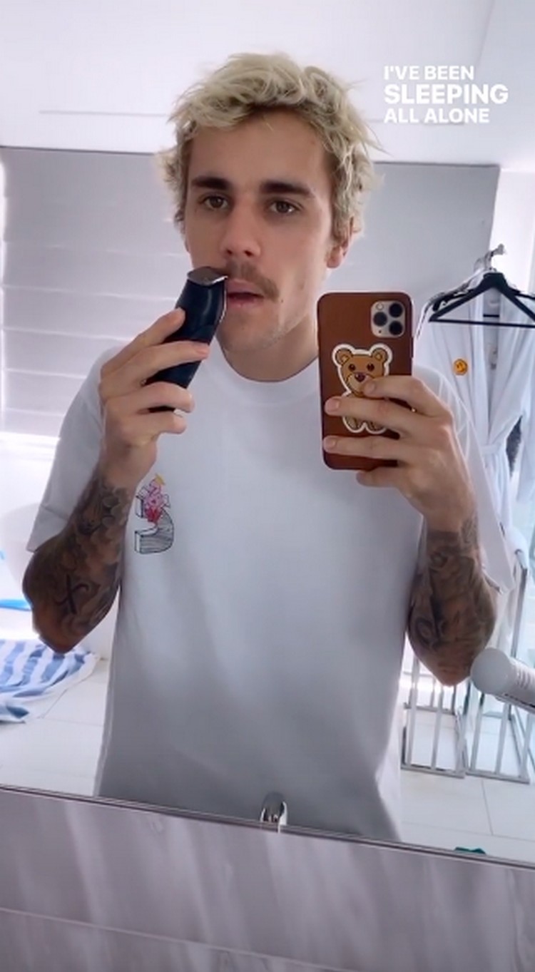 Justin-Bieber-Shaving-Moustache