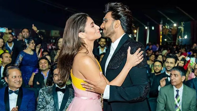 Kissing Siddhant, lip-locking Alia Bhatt? - Ranveer Singh at Filmfare