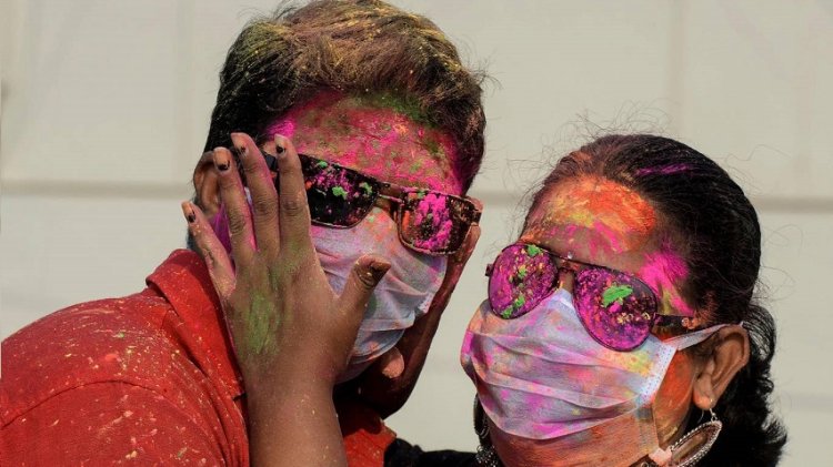 couple wear face mask holi pics 2020