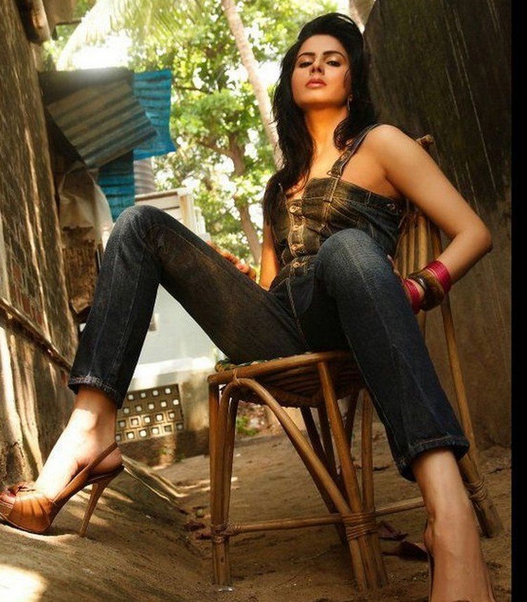 Kirti Kulhari Hot Look And Facts You Haven't Seen Before! - StarBiz.com