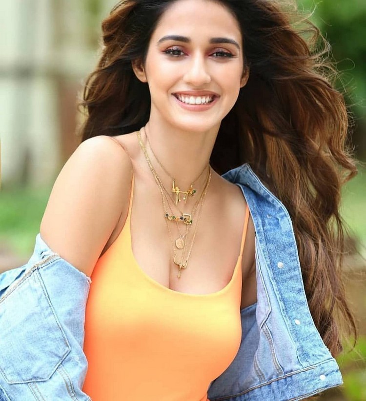 Disha Patani Neck