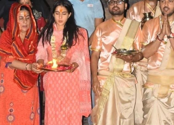 Sara Ali Khan In Ganga Aarti