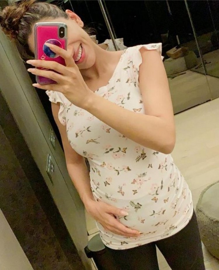 Smriti Khanna Baby Bump 1