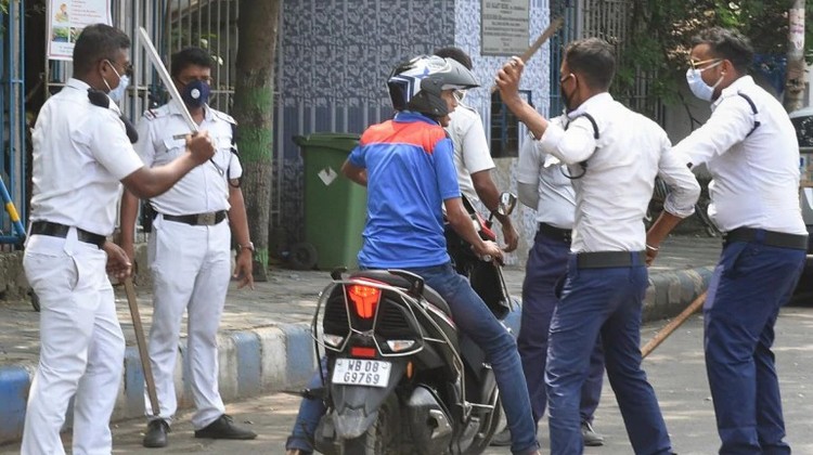 Kolkata Police Personnel Enforcing The Lockdown Pt