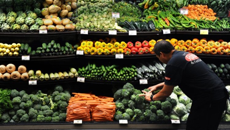 Women Coronavirus Prank Grocery Store 3