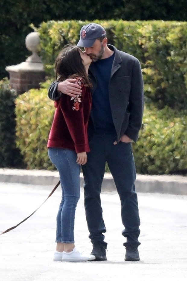 Ana De Armas And Ben Affleck Kiss