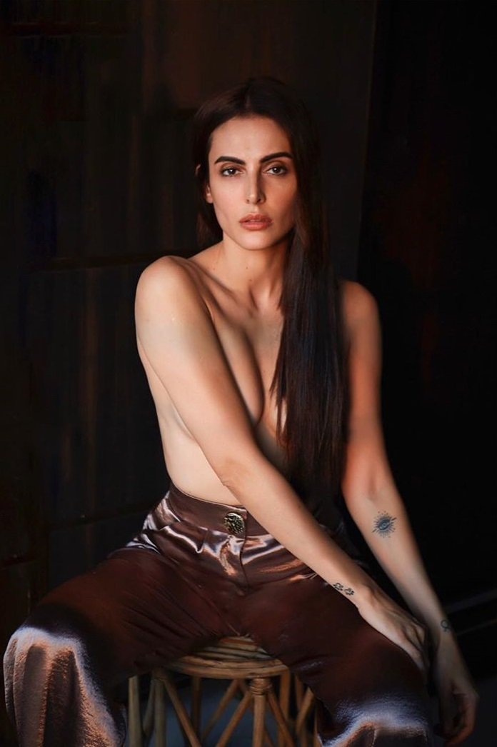 Mandana Karimi 4. She even went bold in a half-naked photoshoot. 