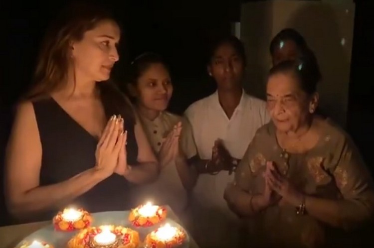 Madhuri Dixit Family 9 Baje 9 Minute