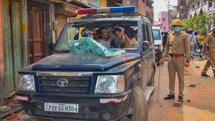 police arrest the mob pelting stone