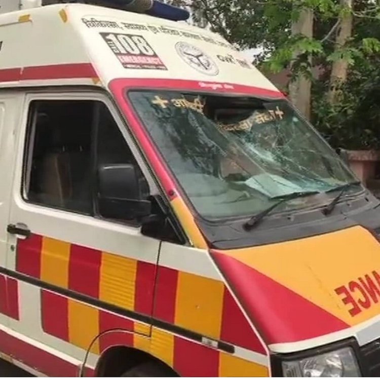 Mob Pelt Stone At The Ambulance In Moradabad attack