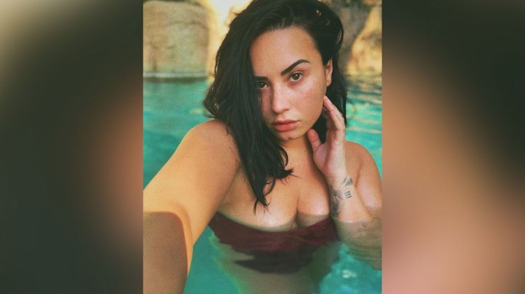 Lovato pool selfie