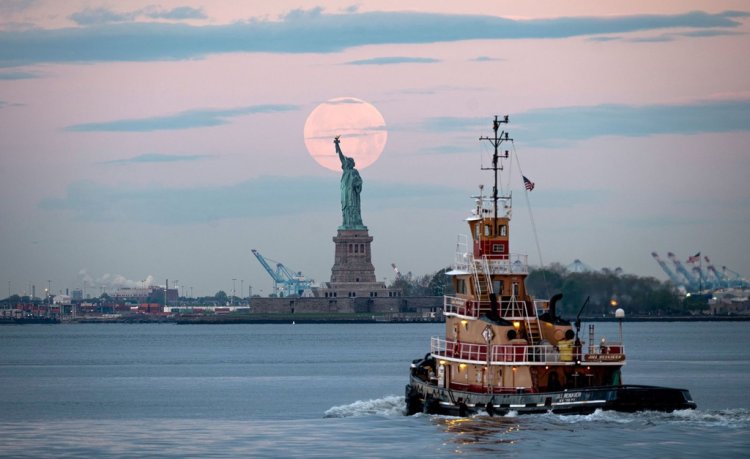 Supermoon Super Flower Moon 2020